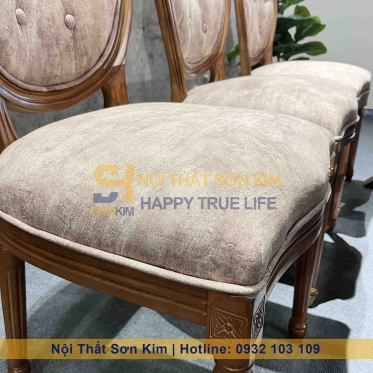Khám phá Sự Tinh Tế của Bàn Ăn Gỗ Thông Ghế Louis Sơn Kim BGA52