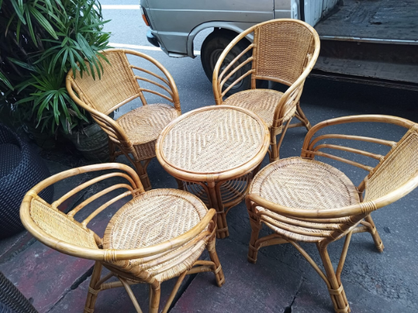 bàn ghế cafe thấp phong cách Boho mây tre sân vườn fairy light