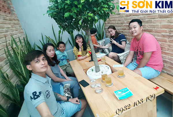 Hình 13: Bàn ghế cafe tại quán Cake Garden Coffee