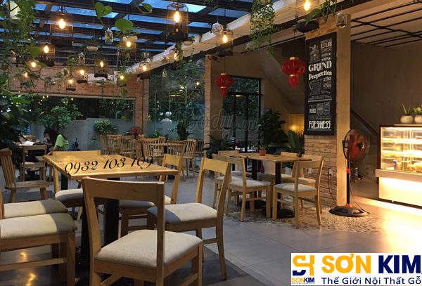 Hình 9: Bàn ghế cafe tại quán Cake Garden Coffee