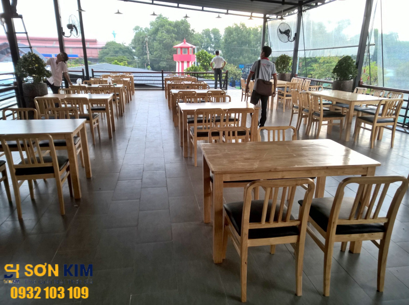 bàn ghế nhà hàng tại nhà hàng Hoàng Quyên
