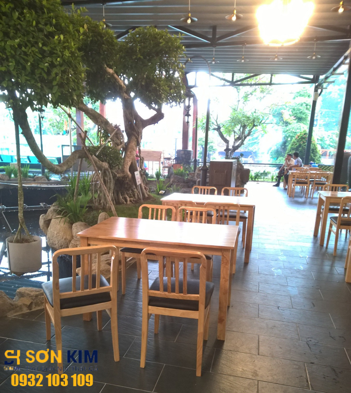 bàn ghế nhà hàng tại nhà hàng Hoàng Quyên
