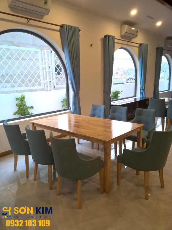 bàn ghế nhà hàng tại nhà hàng Hoàng Quyên