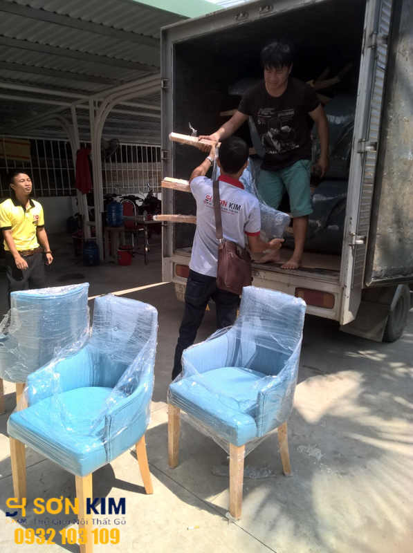 bàn ghế nhà hàng tại nhà hàng Hoàng Quyên