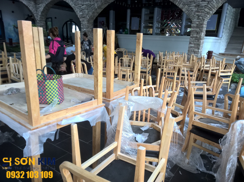 bàn ghế nhà hàng tại nhà hàng Hoàng Quyên