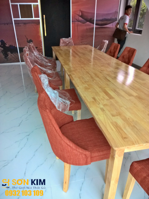 bàn ghế nhà hàng tại nhà hàng Hoàng Quyên