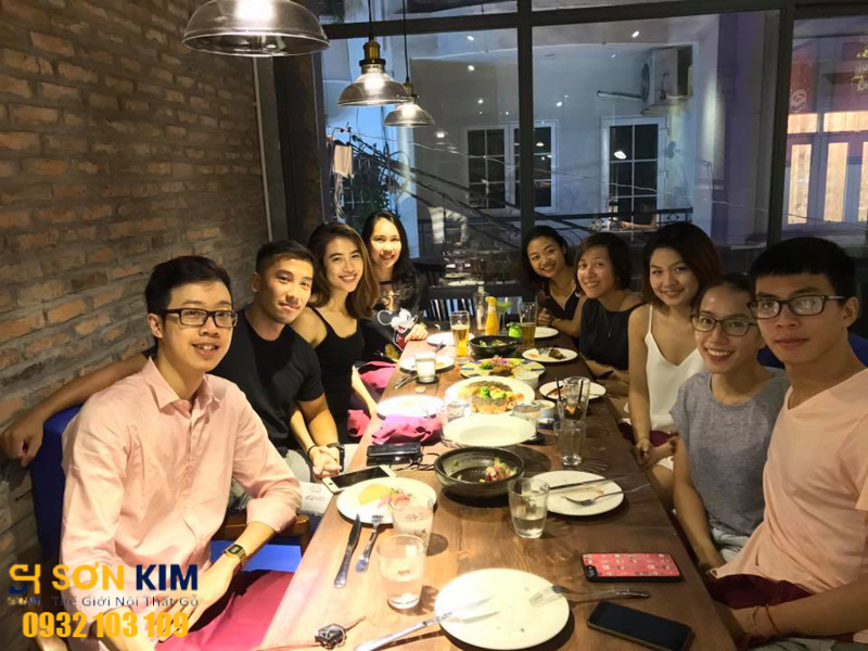 bàn ghế nhà hàng tại nhà hàng thefrist