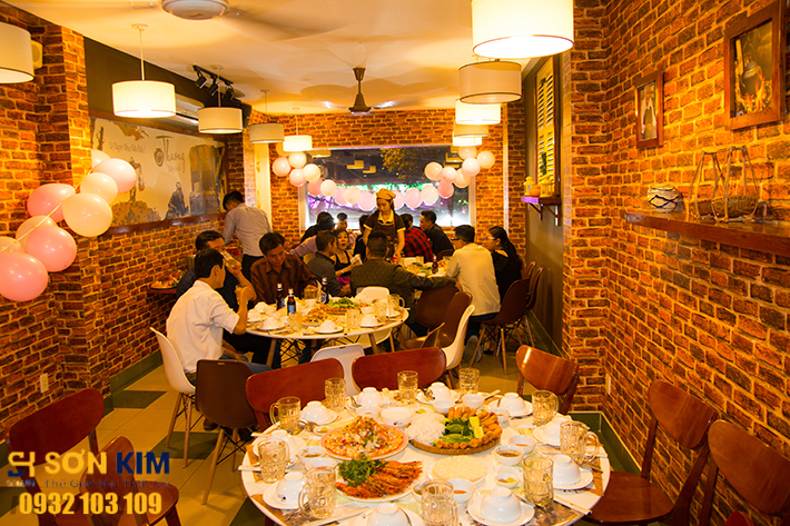 Bàn ghế nhà hàng tại Nhà Hàng Ơ Thương