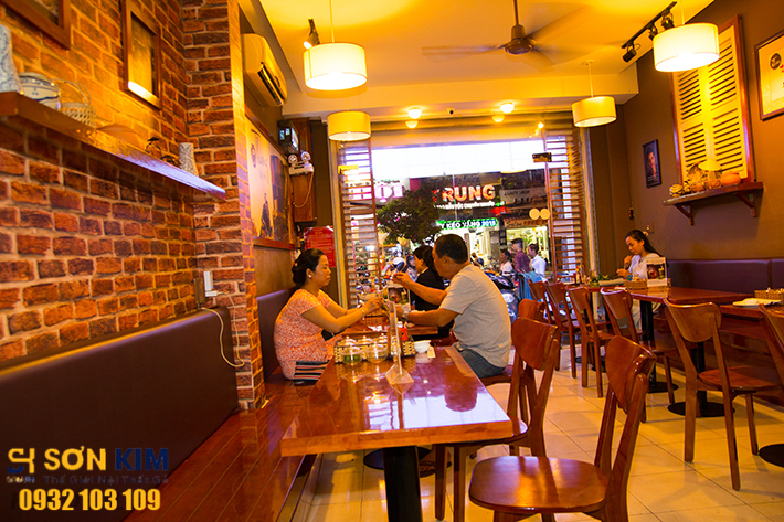 Hình 2: Bàn ghế nhà hàng tại Nhà Hàng Ơ Thương