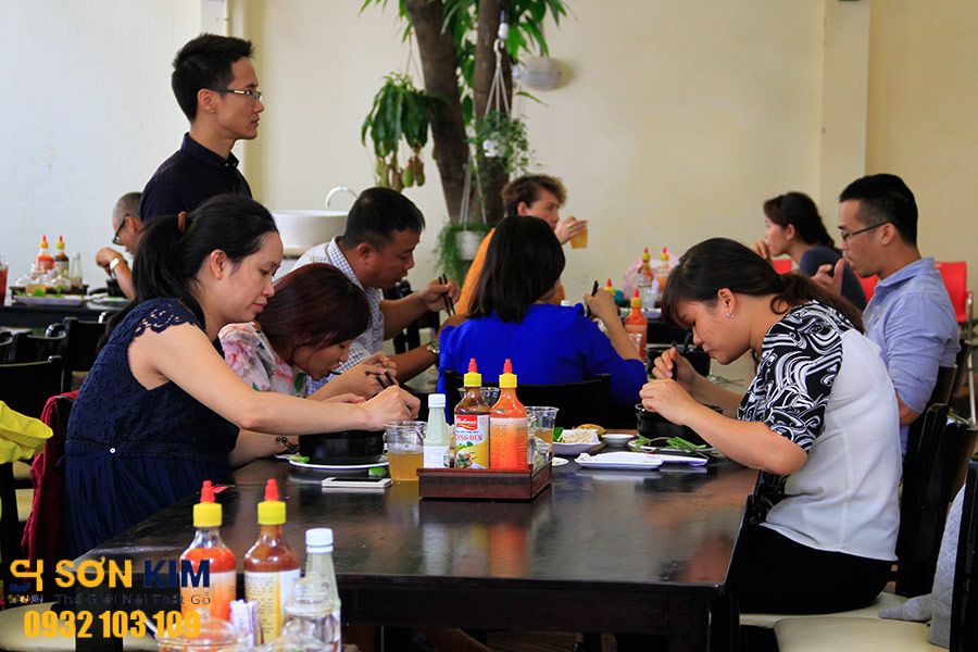 bàn ghế quán ăn tại quán bún bò Thầy Y