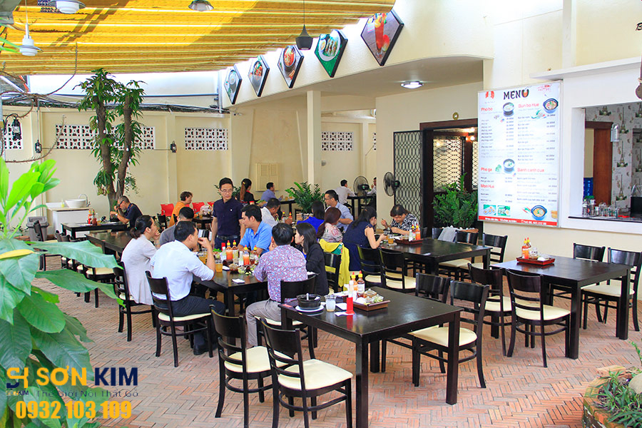 bàn ghế quán ăn tại quán bún bò Thầy Y