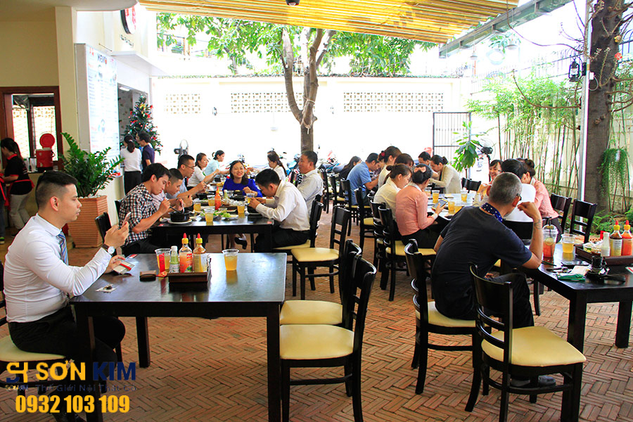 bàn ghế quán ăn tại quán bún bò Thầy Y