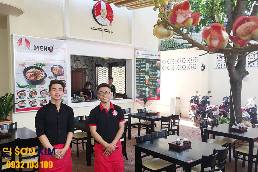 bàn ghế quán ăn tại quán bún bò Thầy Y
