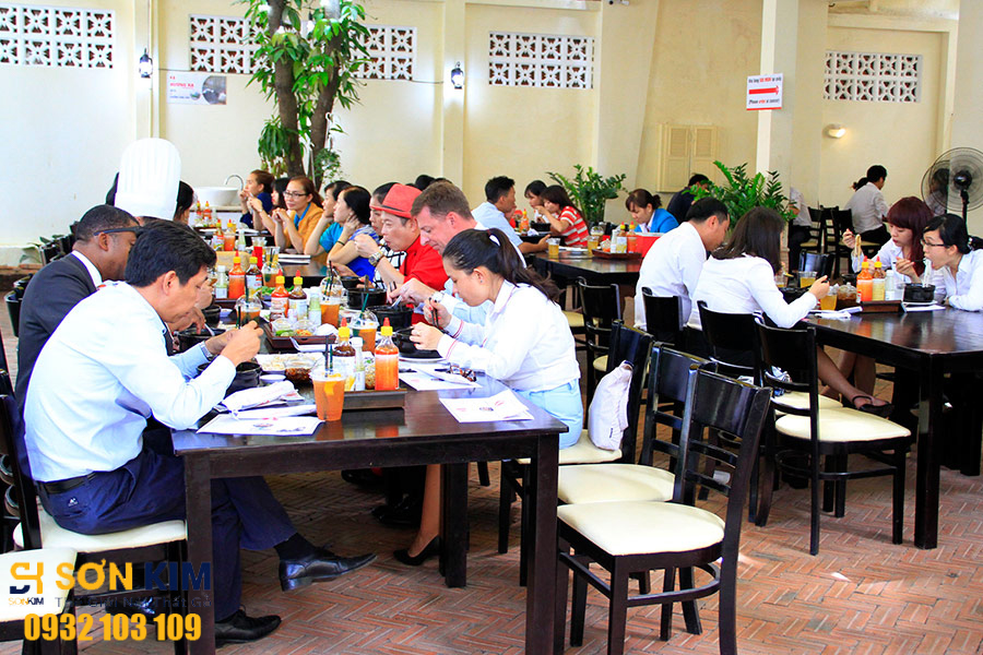 bàn ghế quán ăn tại quán bún bò Thầy Y
