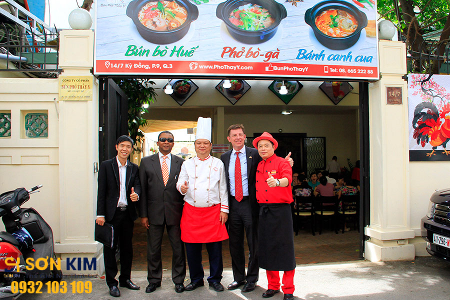 bàn ghế quán ăn tại quán bún bò Thầy Y