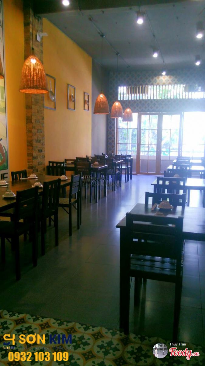 bàn ghế quán ăn tại quán chả cả Đông Kinh