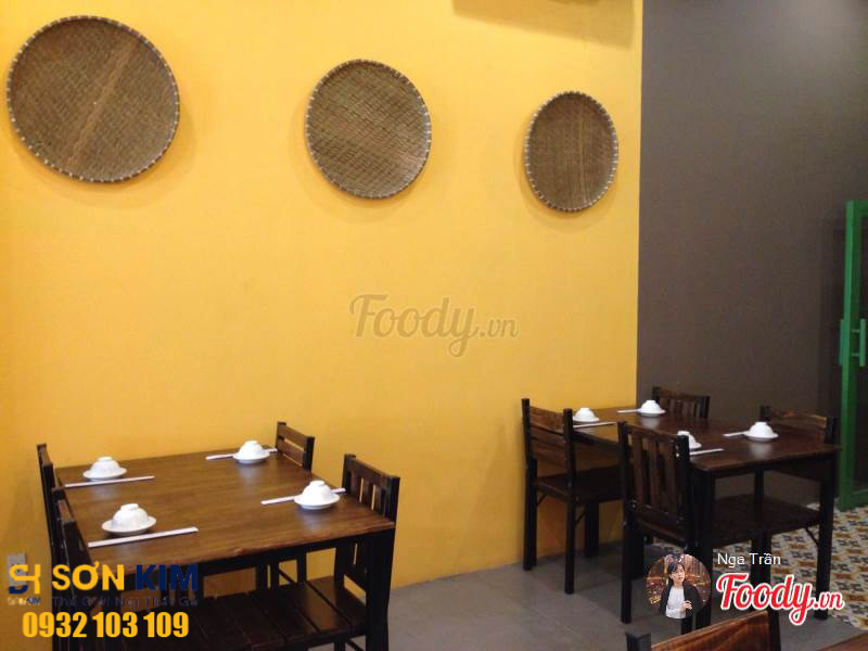 bàn ghế quán ăn tại quán chả cả Đông Kinh