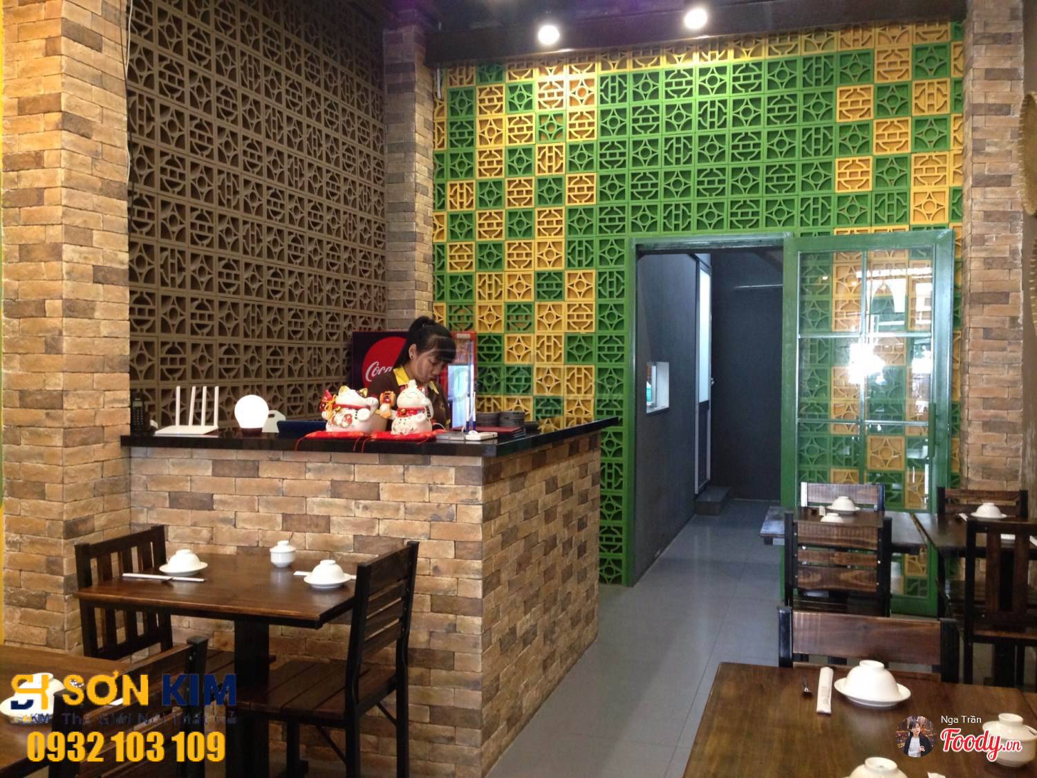 bàn ghế quán ăn tại quán chả cả Đông Kinh