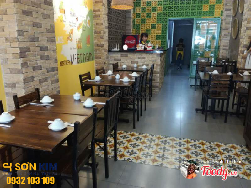 bàn ghế quán ăn tại quán chả cả Đông Kinh