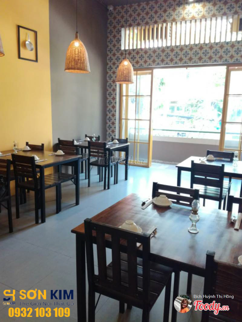 bàn ghế quán ăn tại quán chả cả Đông Kinh