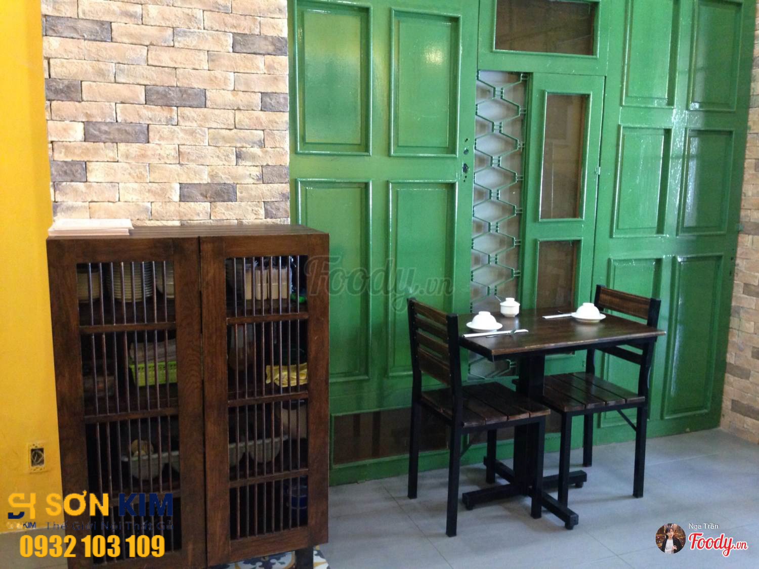 bàn ghế quán ăn tại quán chả cả Đông Kinh