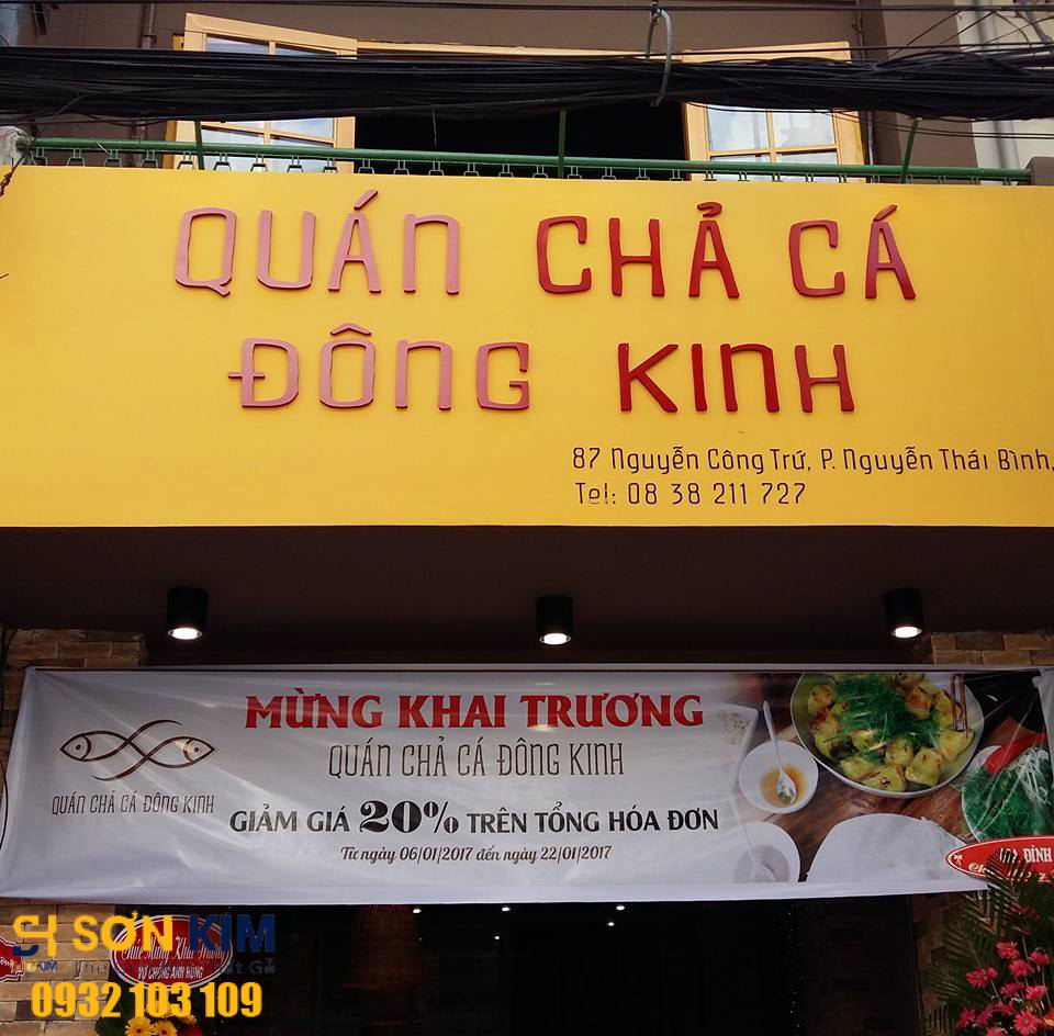 bàn ghế quán ăn tại quán chả cả Đông Kinh