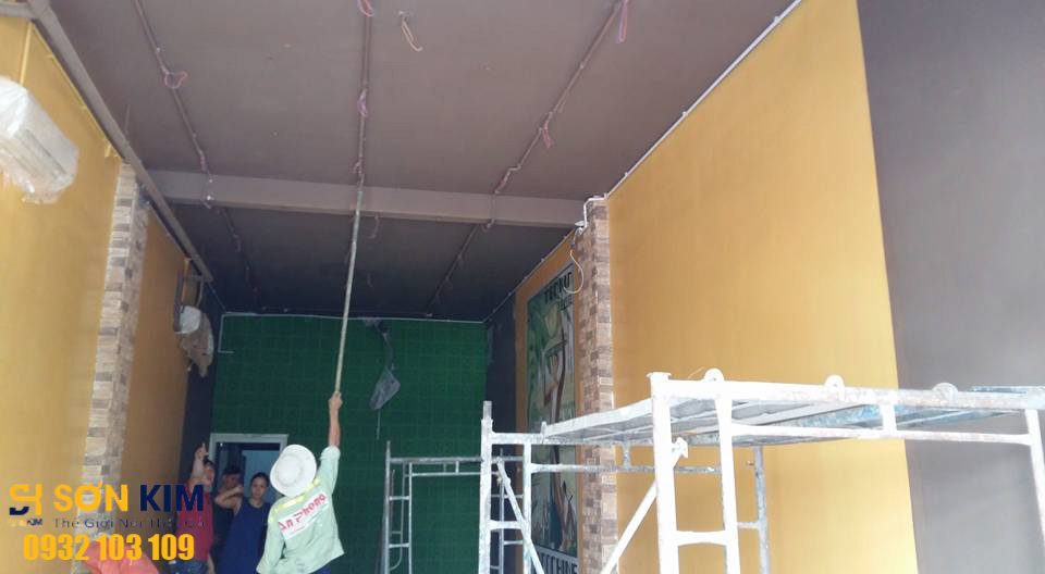 bàn ghế quán ăn tại quán chả cả Đông Kinh
