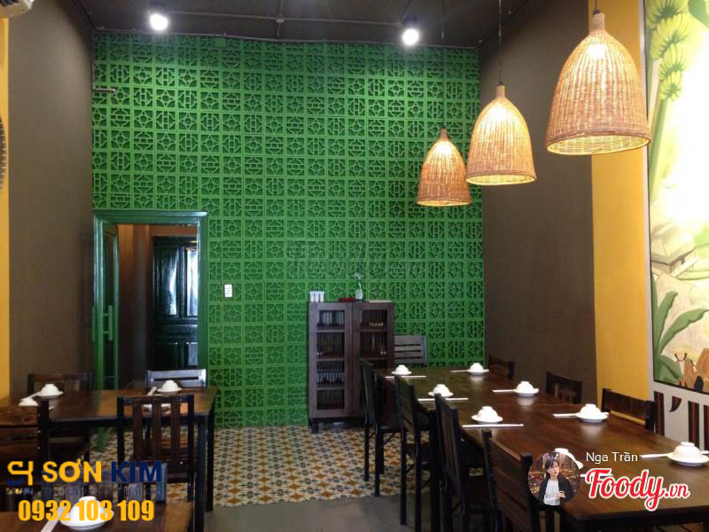bàn ghế quán ăn tại quán chả cả Đông Kinh