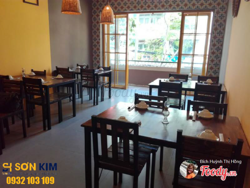 bàn ghế quán ăn tại quán chả cả Đông Kinh