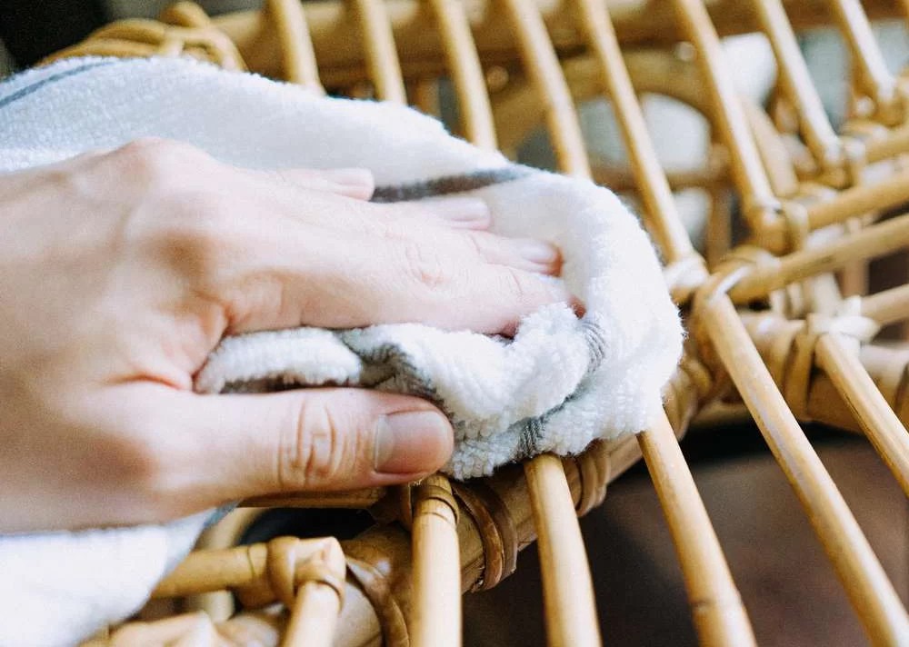 cách vệ sinh bàn ghế mây nhựa cafe đúng cách