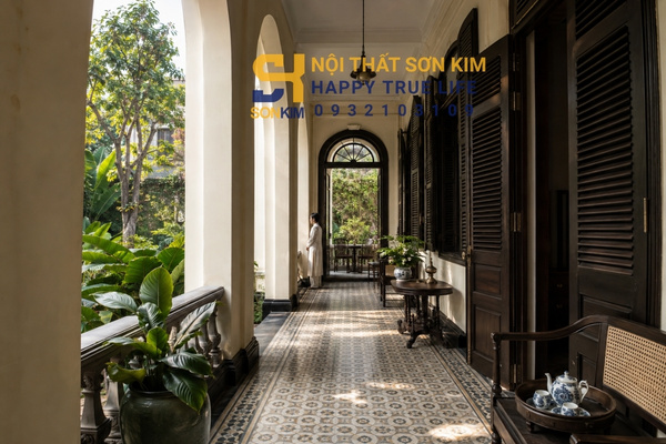 Kiến trúc Indochine với hành lang vòm, cửa lá sách và gạch bông đặc trưng