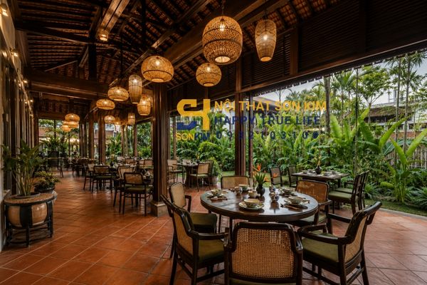 Mẫu nhà hàng Đông Dương trong resort với gỗ tự nhiên và đèn nan tre