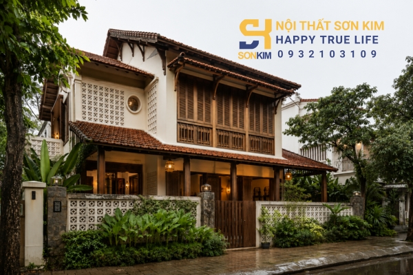Nhà phong cách Indochine với mái ngói, cửa lá sách và lam gió bê tông