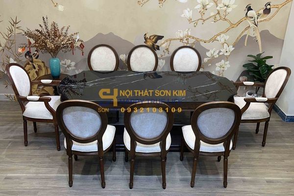 Phòng ăn Indochine tone trầm với bàn mặt đá ceramic đen