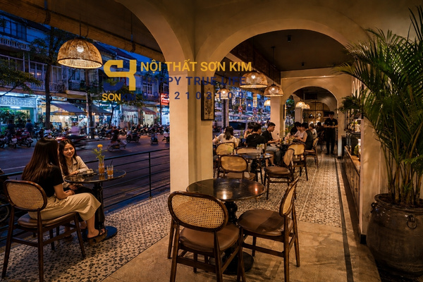 Nội thất café phong cách Indochine hiện đại với ghế mây đan khung gỗ