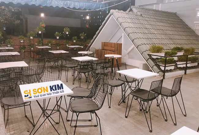 bàn ghế cafe ngoài trời phù hợp với không gian buổi tối