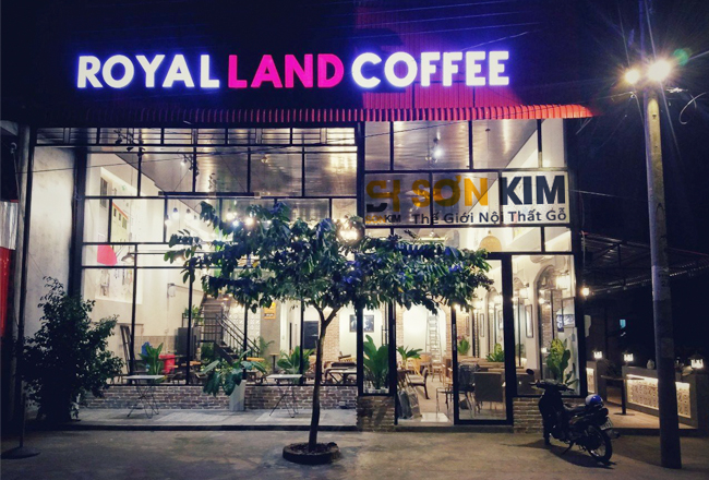 bàn ghế cafe tại quán royal land coffee
