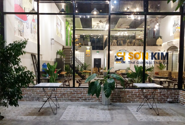 bàn cafe chân sắt thích hợp với không gian ngoài trời, bền bỉ với thời tiết