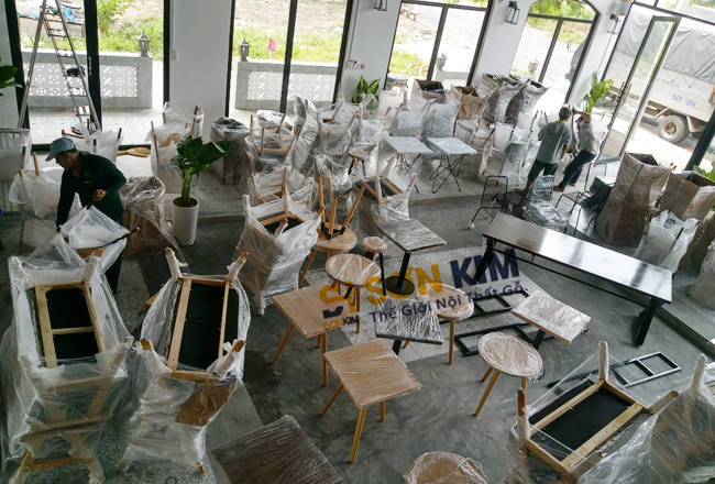 không gian bố trí bàn ghế cafe tại tầng trệt của quán 