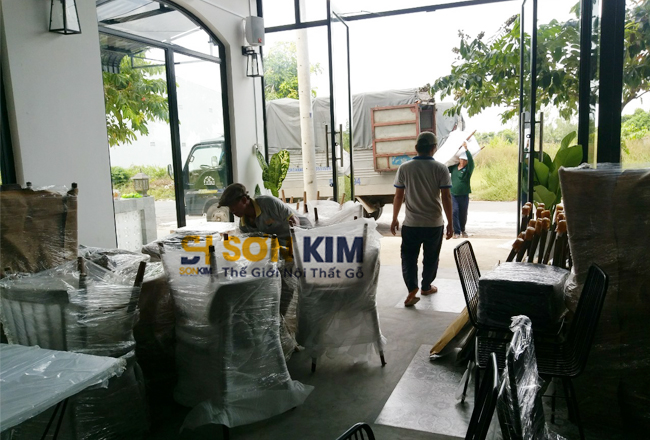 bàn ghế đã được bố trí xong, sẵn sàng cho ngày khai trương