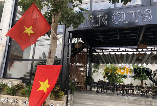 bàn ghế cafe tại quán the cups