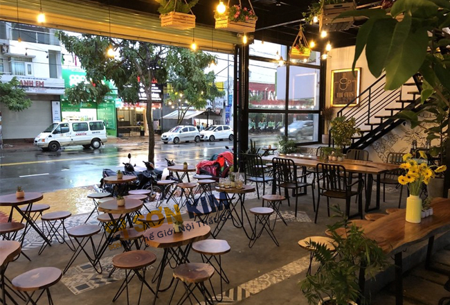 bàn ghế cafe chân sắt