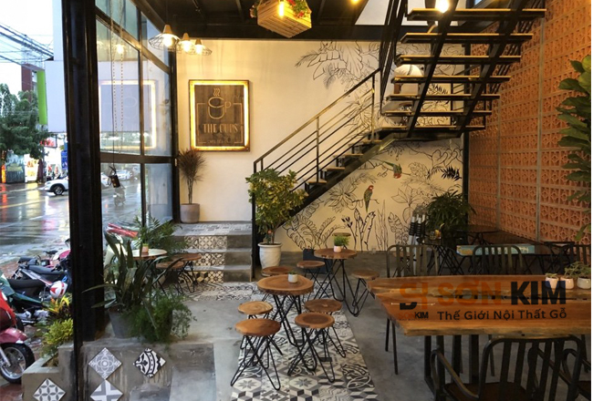 khung gỗ điêu khắc tách cafe tại góc quán 
