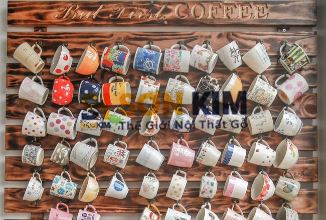 khung gỗ cafe là điểm nhấn của quán