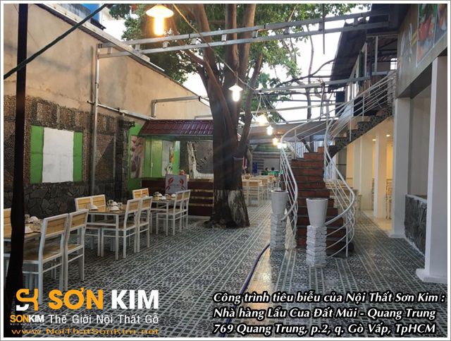 Hình 1: Công trình bàn ghế gỗ khung chân sắt tại nhà hàng 