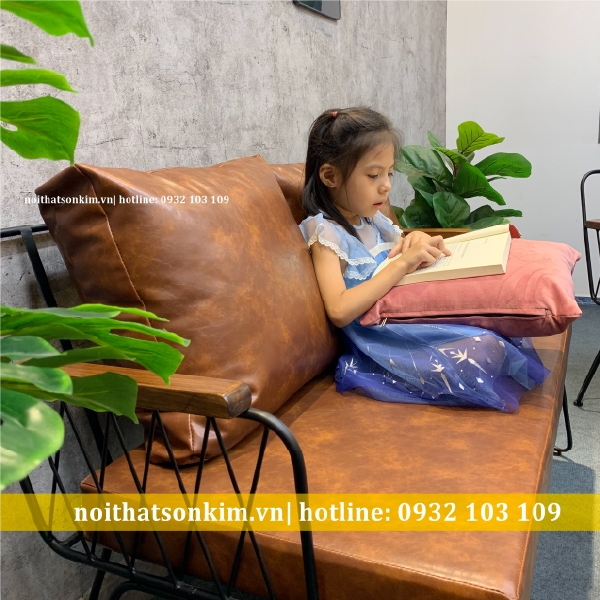 bàn ghế cafe và em bé bgc161