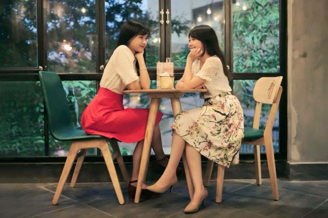 ban ghe cafe san vuon